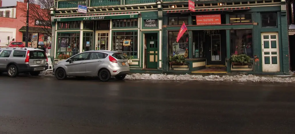 With foot traffic decreasing for many brick and mortar art galleries and the constant challenge of finding new art collectors, the experience one has in your gallery space is paramount. Here we will look at five simple ways your art gallery might improve foot traffic and the experience prospects have when they walk through your door.